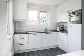 Køleskab, mikrobølgeovn, ovn, kogeplade