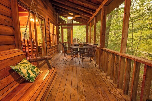 Outdoor dining - Creek Crest Cabin | Ocoee Riverside Cabin (Benton)