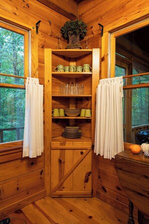 Interior - Creek Crest Cabin | Ocoee Riverside Cabin (Benton)