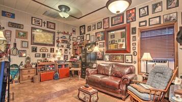 Smart TV, fireplace, DVD player, stereo