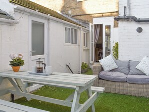 Outdoor dining - 4 bedroom accommodation in Scarborough (Scarborough)