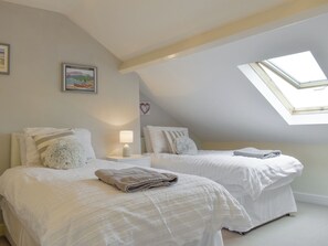 4 室のベッドルーム、WiFi (無料)、ベッドシーツ