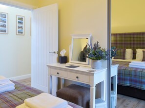 3 bedrooms, free WiFi, bed sheets, wheelchair access