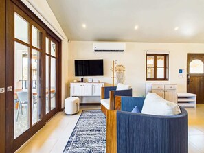 Una Smart TV, una oficina