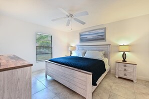 2 bedrooms, iron/ironing board, free WiFi, bed sheets - Naples Vacation Rental Condo in Park Shore Resort (Naples)