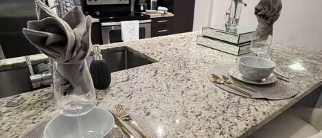 Réfrigérateur, four à micro-ondes, un four, surface de cuisson