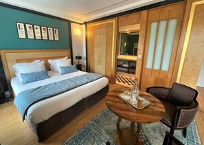 Superior-Zimmer, 1 Schlafzimmer, Terrasse, eingeschränkter Meerblick | Pillowtop-Betten, Minibar, Zimmersafe, individuell dekoriert