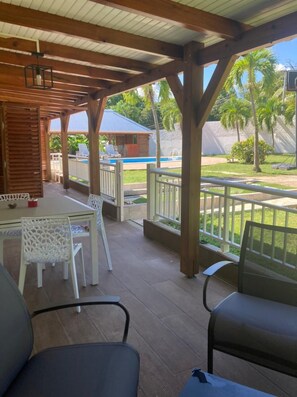 Outdoor dining - Villa Ti Bou T3 (Petit-Bourg)