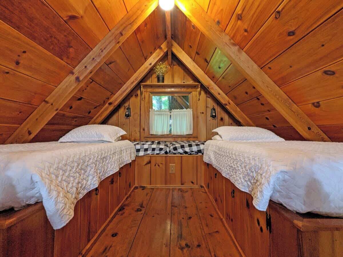 2 bedrooms, travel crib, free WiFi, bed sheets