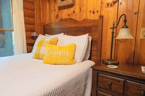 2 bedrooms, travel crib, free WiFi, bed sheets - Ivy quaint tiny cabin creekside - Riverside Resort (Benton)