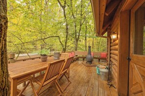Outdoor dining - Ivy quaint tiny cabin creekside - Riverside Resort (Benton)