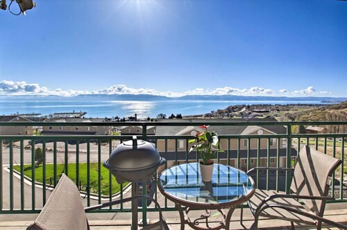 LAKE VIEW RETREAT CONDO /1 block Marina/Resort pool,hot tub & tennis courts