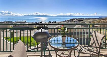 LAKE VIEW RETREAT CONDO /1 block Marina/Resort pool,hot tub & tennis courts