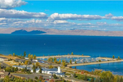 LAKE VIEW RETREAT CONDO /1 block Marina/Resort pool,hot tub & tennis courts