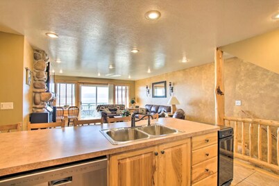 LAKE VIEW RETREAT CONDO /1 block Marina/Resort pool,hot tub & tennis courts