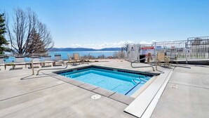 Una piscina con vista sulle montagne e su un lago.