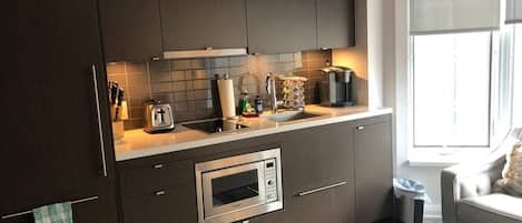 Refrigerador, microondas, parrilla de estufa y lavavajillas