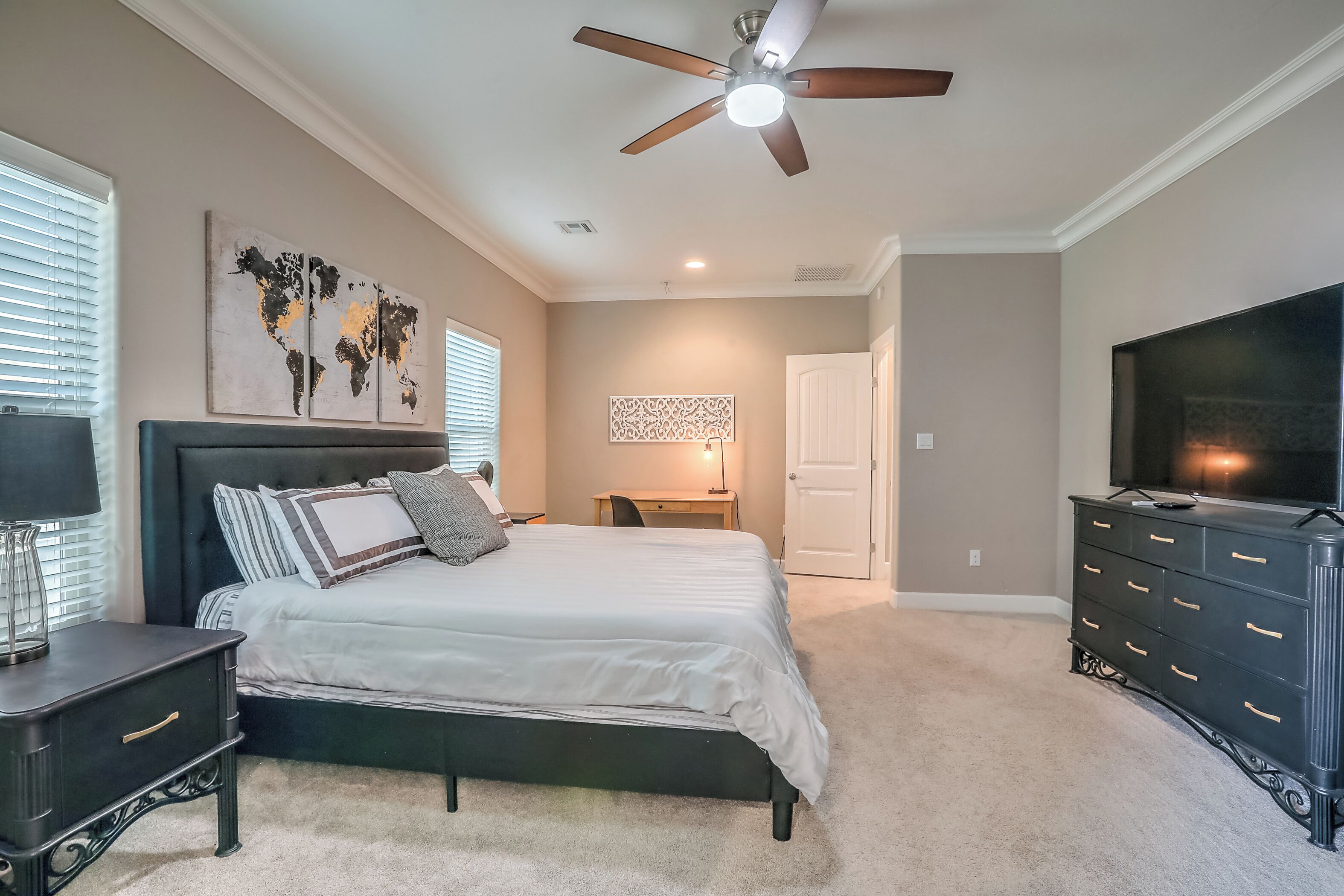 5 Schlafzimmer, Schreibtisch, Bügeleisen/Bügelbrett, kostenloses WLAN