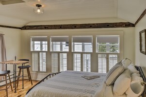 Deluxe Double Room, 1 Queen Bed | Premium bedding, individually decorated, individually furnished