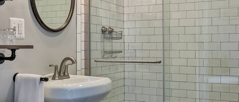 Ducha, artículos de tocador gratuitos, secador de pelo, toallas