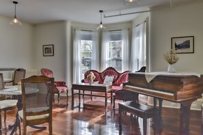 Lobby sitting area - The Burrell House (Keene)