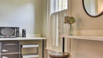 Quarto casal luxo | Cozinha americana privada | Frigobar, micro-ondas, cafeteira/chaleira