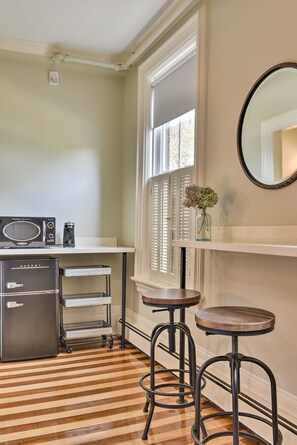 Frigobar, microondas, cafetera/tetera