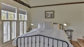 Deluxe Double Room, 1 Queen Bed | Premium bedding, individually decorated, individually furnished