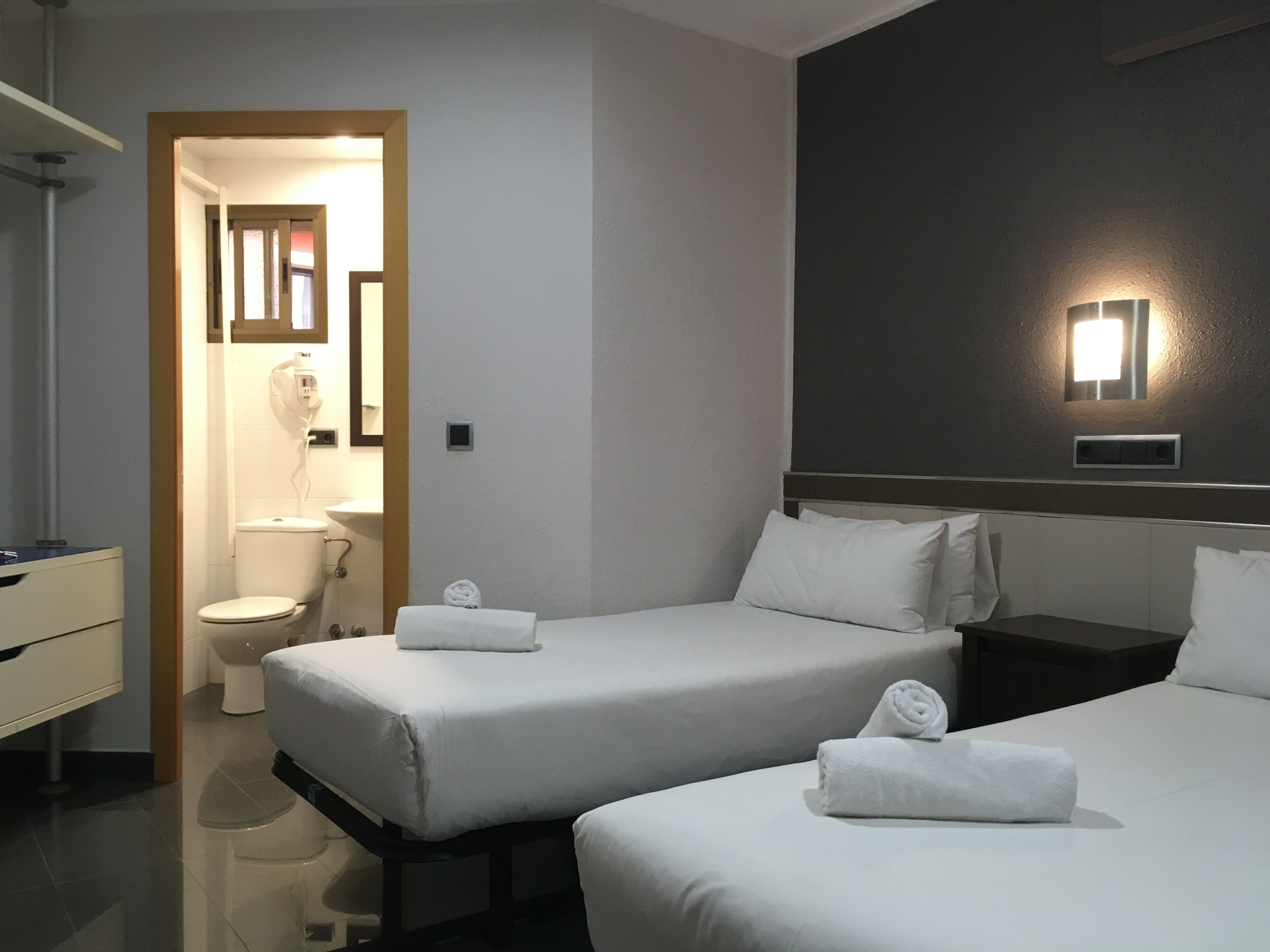 Twin kamer | Luxe beddengoed, donsdekens, een kluis op de kamer, een bureau