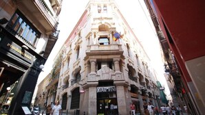 A historic building with a cafe bar at the ground level. - Hostal Levante (Barcelona)