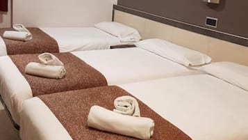 Dreibettzimmer | Daunenbettdecken, Zimmersafe, Schreibtisch, Verdunkelungsvorhänge