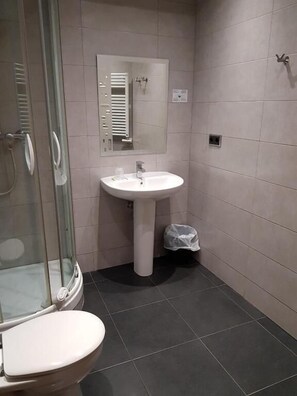 Doccia, asciugacapelli, asciugamani, sapone