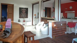 Una cocina moderna con armarios de madera, una pared roja y un techo blanco.