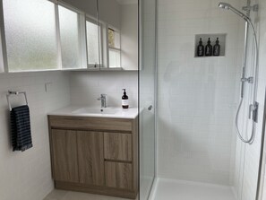 Shower, towels, soap, shampoo - Somers Shack - walk to beach through Koala Reserve (Somers)