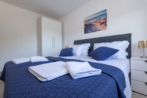 7 bedrooms, free WiFi, bed sheets - MODERN, NEW APARTMENTS , FAMILY FRIENDLY, UNFORGETTABLE SEA VIEW (Duba)