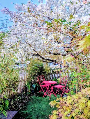 Outdoor dining - Central Queen Anne Home • Walking Score 96 (Seattle)