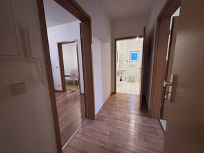 وحدات دش مع أحواض استحمام، مجففات شعر، مناشف، صابون