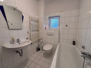 Kombination af bruser/badekar, hårtørrer, håndklæder, Sæbe