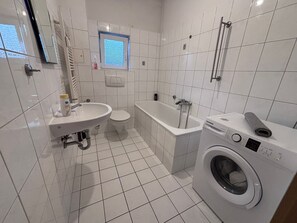 Suihkun ja ammeen yhdistelmä, hiustenkuivaaja, pyyhkeet, saippua