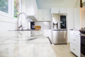 Basic Villa | Private kitchen | Dining tables - Luna Beach Resort (Roatan)