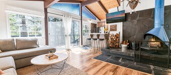 Large Fenced Yard • Fire Pit • EV • Walk to Zoo/Bear Mountain ~ Antler Inn