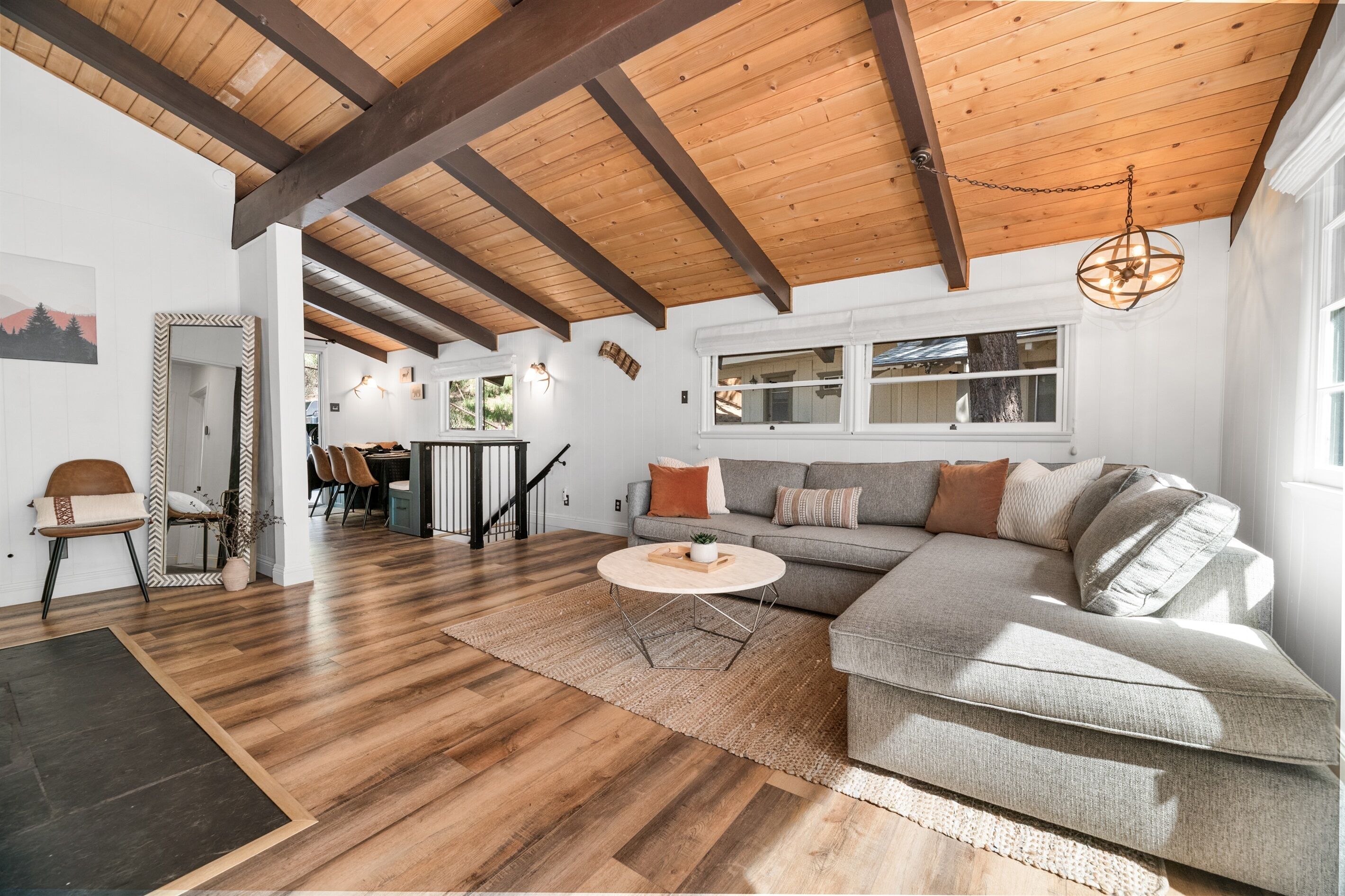 Smart TV, fireplace, Netflix, Hulu