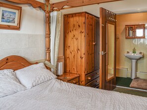 2 bedrooms, free WiFi, bed sheets - A spacious apartment with sea views and walking distance to the bay. (Trearddur Bay)