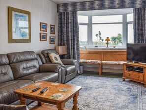 Living area - A spacious apartment with sea views and walking distance to the bay. (Trearddur Bay)