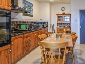 Dining - A spacious apartment with sea views and walking distance to the bay. (Trearddur Bay)