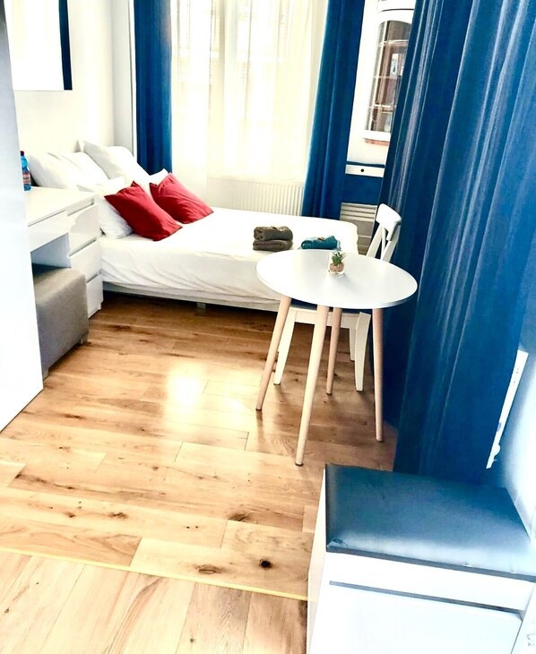 1 chambre, bureau, fer et planche à repasser, lit parapluie