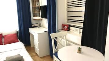 1 slaapkamer, een bureau, een strijkplank/strijkijzer, reisbedje