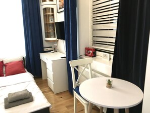 1 Schlafzimmer, Schreibtisch, Bügeleisen/Bügelbrett, Reisekinderbett