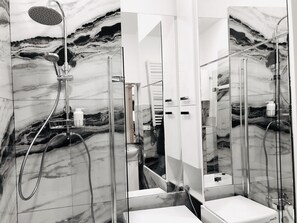 Combined shower/bathtub, hair dryer, towels, soap