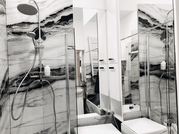 Combined shower/bathtub, hair dryer, towels, soap - Art Harmony non smoking studio with a terrace (Radom)